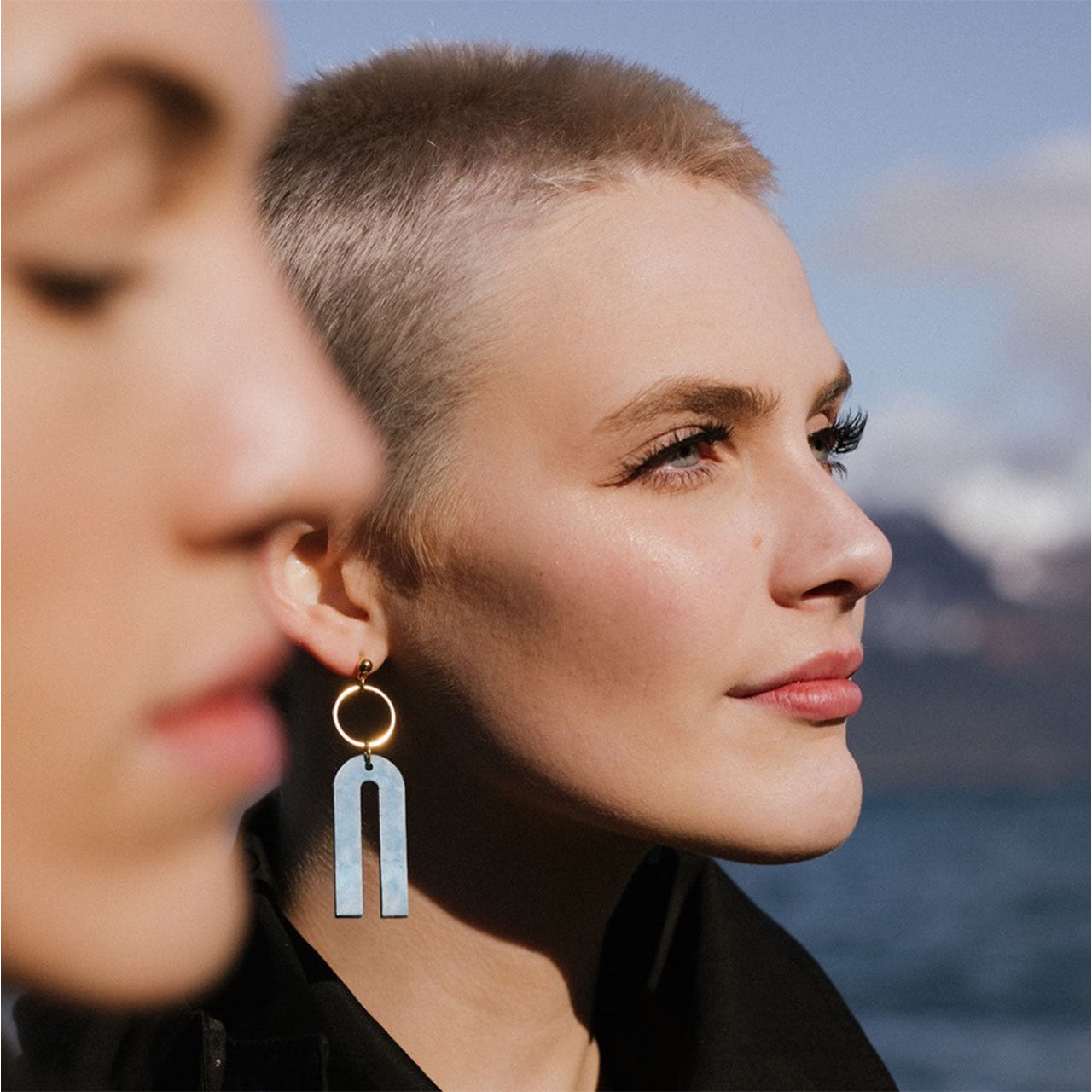 Magneto Earrings (S)- Pearlescent Grey